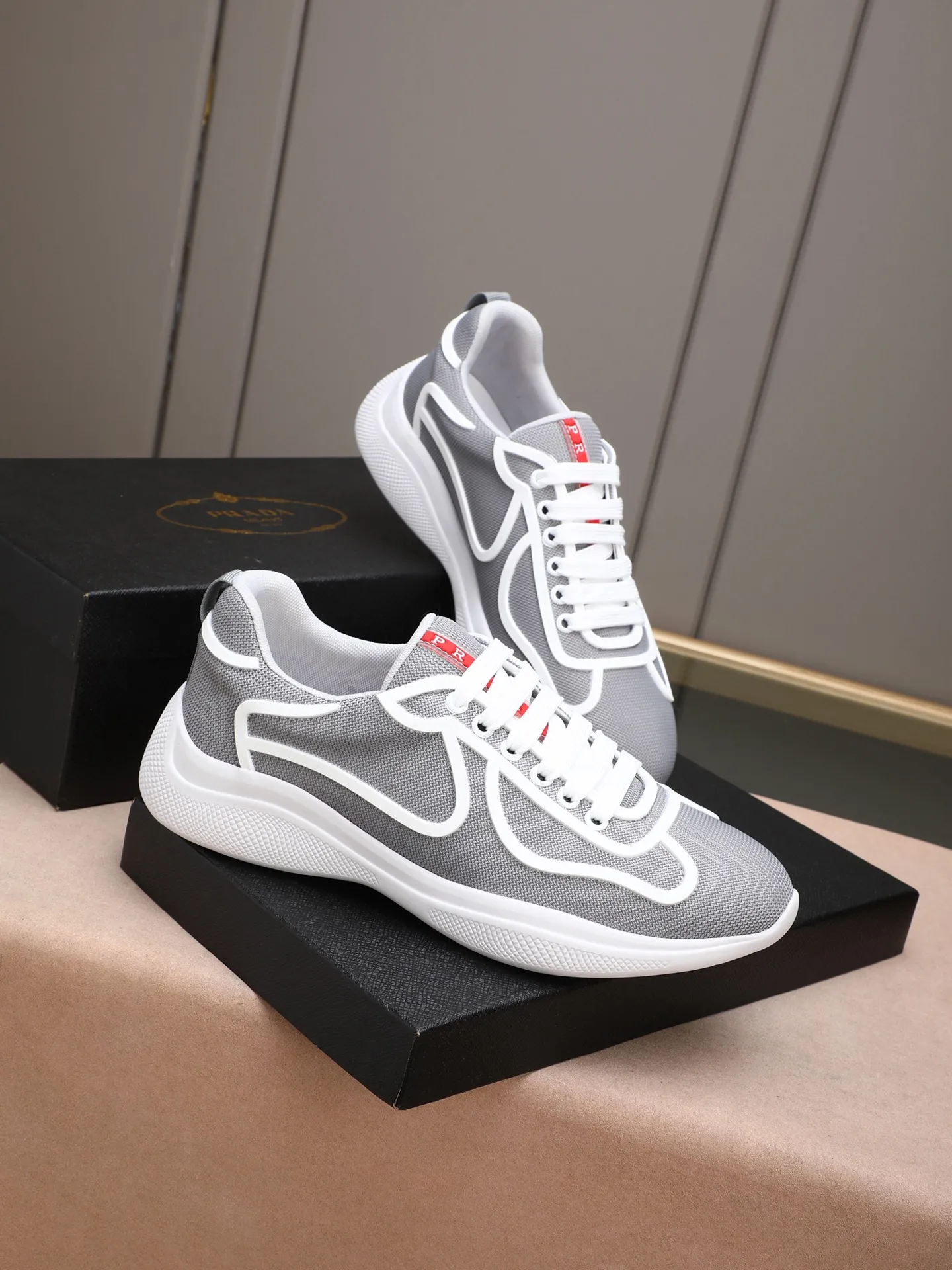 Men's shoes 💰400 PRADA/Prada men's lace-up casual sports shoes, the upper is made of imported rubber and breathable mesh. It is soft, comfortable and breathable. The tongue is decorated with the PRADA brand letter logo. The thick rubber sole echoes the red label tongue. The style is fashionable and elegant. The details are carefully crafted. A casual sports shoe with a super western style and excellent breathability!  Size: 38-44 (45 46 customized)